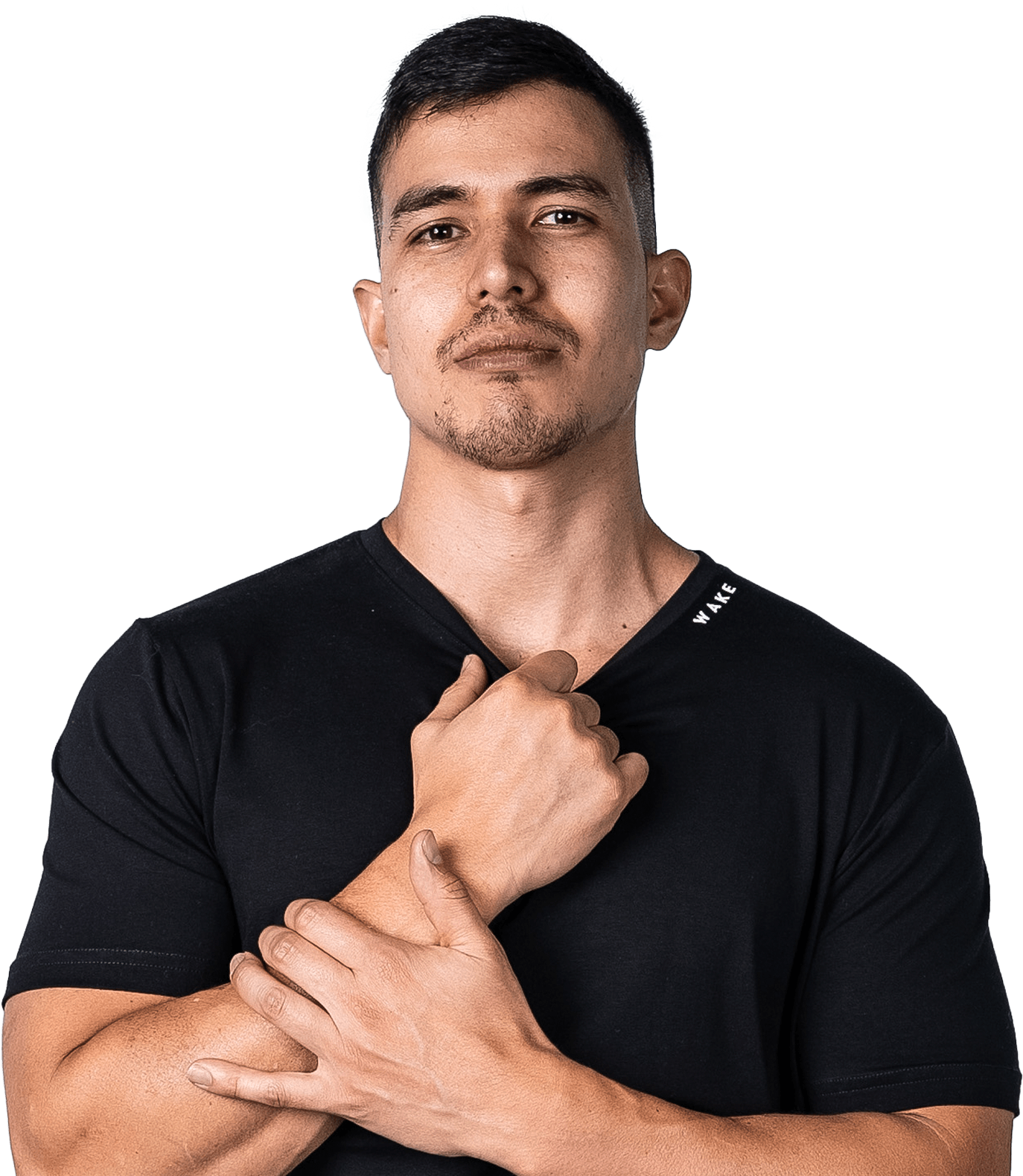 Modelo con la camiseta básica Wake Health en negro, cuello en V y el WAKE en el hombro.